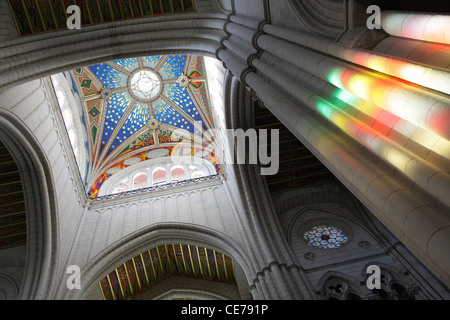 Innenraum der Kathedrale Almudena, Madrid, Spanien Stockfoto