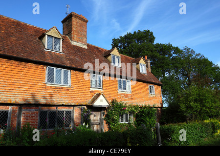 Typische hing gekachelte Häuschen im Land in der Nähe von Chiddingstone, Kent, England Stockfoto