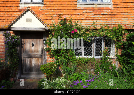 Typische hing gekachelte Häuschen im Land in der Nähe von Chiddingstone, Kent, England Stockfoto