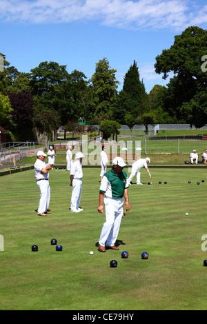 Menschen, die eine Partie Boccia, gemeinsame Southborough, Tunbridge Wells, Kent, England Stockfoto