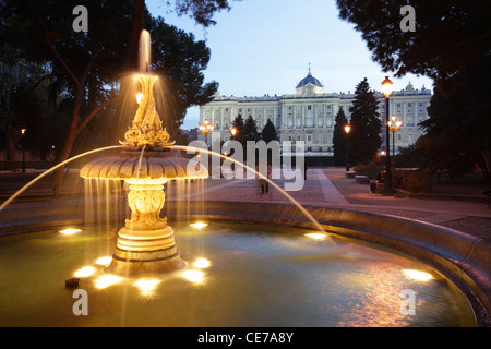 Königspalast und Brunnen gesehen von Sabatini Gärten, Madrid, Spanien Stockfoto