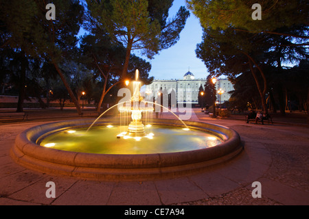 Königspalast und Brunnen gesehen von Sabatini Gärten, Madrid, Spanien Stockfoto