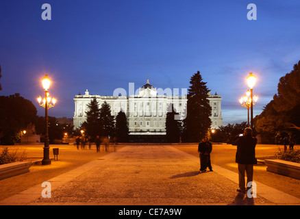 Königlicher Palast gesehen von Sabatini Gärten, Madrid, Spanien Stockfoto