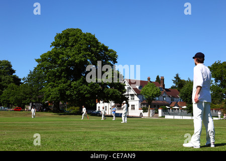 Cricket-Spiel im Gange, Hand und Zepter Hotel im Hintergrund, gemeinsame Southborough, Tunbridge Wells, Kent, England Stockfoto