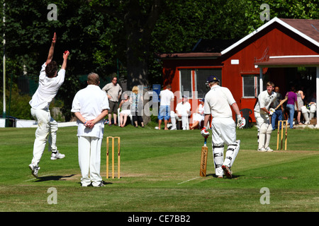 Schnelle Bowler etwa in das Becken während der lokalen Liga Cricket-Match, gemeinsame Southborough, Tunbridge Wells, Kent, England Stockfoto