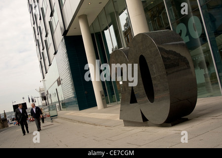 Zwei Männer und eine Dame gekleidet in Business-Kleidung zu Fuß hinauf Chapel Street Liverpool UK. Stockfoto