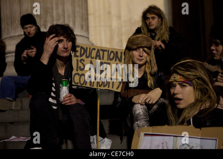 Studenten mit einem Banner lesen "Bildung ist kein Gebrauchsgut" sitzen auf den Stufen im Beruf Camp außerhalb St. Pauls cathedra Stockfoto