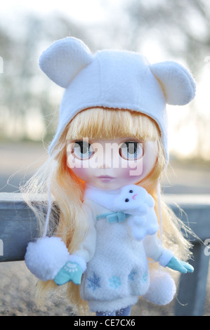 Neo Takara Blythe Puppe (Eis-Rune) in ihrem ursprünglichen Outfit im freien Stockfoto