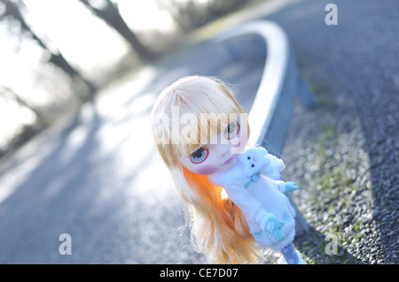 Neo Takara Blythe Puppe (Eis-Rune) in ihrem ursprünglichen Outfit im freien Stockfoto