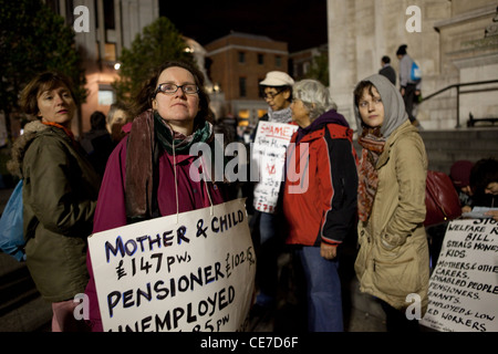 Str. Pauls Beruf, wo Menschen zum protest gegen das globale Finanzsystem gezeltet werden. Eine Gruppe mit Plakaten und Bannern. Stockfoto