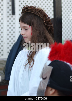 Junge, die Darstellung von Jesus, Karfreitag im freien Stationen des Kreuzes, unserer lieben Frau von Mount Carmel römisch-katholische Kirche, Brooklyn Stockfoto