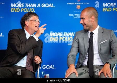 Bill Gates und Josep Guardiola, Team Manager FC Barcelona Chat während einer Pressekonferenz. Stockfoto