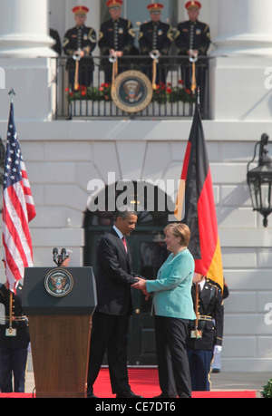 Präsident Barack Obama begrüßt Bundeskanzlerin Dr. Angela Merkel auf dem South Lawn des weißen Hauses am 7. Juni 2011. Stockfoto