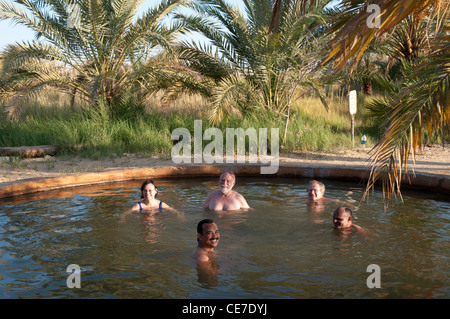 Touristen, Baden in einer Mineralquelle in das große Sandmeer um Oase Siwa, Ägypten Stockfoto