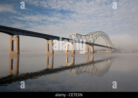 IA, Dubuque, Julien Dubuque Brücke überspannt den Mississippi River zwischen Iowa und Illinois Stockfoto