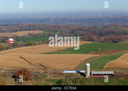 IA, Dubuque County, Scheune, Kornfeldern und Heuballen Stockfoto