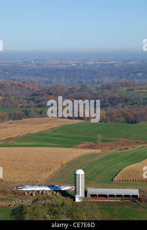 IA, Dubuque County, Scheune, Kornfeldern und Heuballen Stockfoto