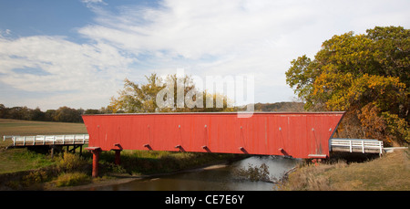 IA, Madison County, Hogback Covered Bridge, erbaut im Jahre 1884, erstreckt sich über North River Stockfoto
