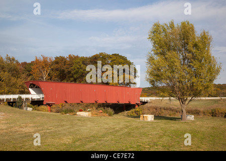 IA, Madison County, Hogback Covered Bridge, erbaut im Jahre 1884, erstreckt sich über North River Stockfoto