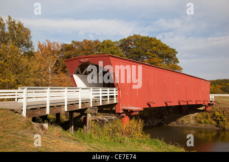 IA, Madison County, Hogback Covered Bridge, erbaut im Jahre 1884, erstreckt sich über North River Stockfoto