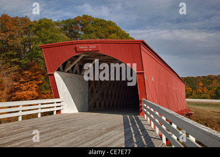 IA, Madison County, Hogback Covered Bridge, erbaut im Jahre 1884, erstreckt sich über North River Stockfoto