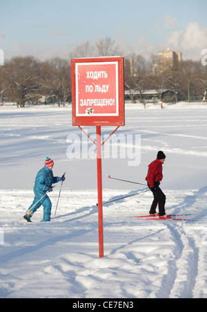 Skifahren Sie auf sonnigen Wintertag Stockfoto