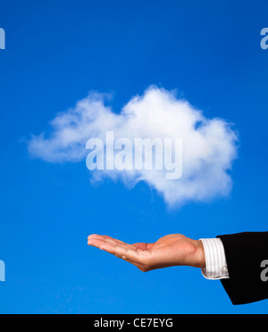 Cloud-computing-Konzept. Hand des Kaufmanns halten eine Wolke Stockfoto