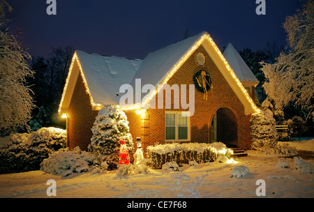 Weihnachten dekoriert Hütte mit Schnee bedeckt Stockfoto