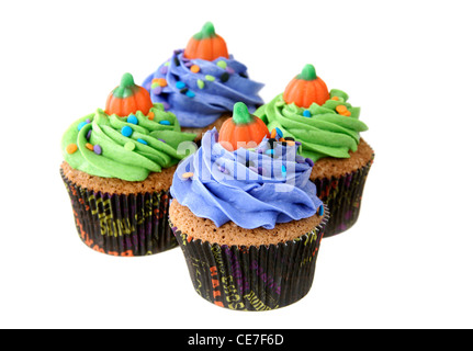 Kürbis Gewürz-Cupcakes mit Vanille Buttercreme in Halloween inspiriert Liner verziert mit einem Süßigkeiten-Kürbis Stockfoto