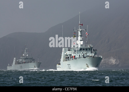 Kingston-Klasse Küstenschutz Schiffe HMCS Nanaimo (702 MM) und HMCS Saskataoon (MM. 709) passieren durch das goldene Tor. Stockfoto
