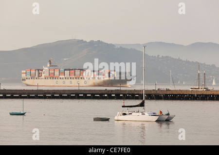 Ein Containerschiff Cosco betritt der San Francisco Bay - Kalifornien USA Stockfoto