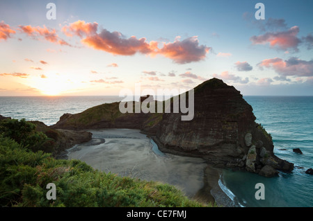 Südlichen Ende von Piha Beach bei Sonnenuntergang.  Piha, Waitakere Ranges Regional Park, Auckland, Nordinsel, Neuseeland Stockfoto