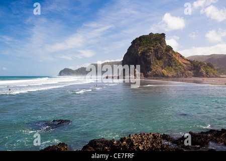 Am Strand entlang zum Lion Rock anzeigen Piha, Waitakere Ranges Regional Park, Auckland, Nordinsel, Neuseeland Stockfoto