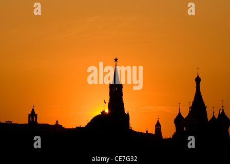 Ansicht des Roten Platzes mit Silhouetten der Kreml in Moskau, Russland. Stockfoto