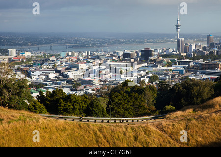 Blick auf die Stadt vom Mt. Eden (Maungawhau). Auckland, Nordinsel, Neuseeland Stockfoto