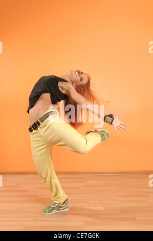 Moderne Tänzerin Posen vor den lebendigen Hintergrund Stockfoto