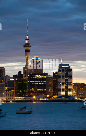 Auckland Skyline der Stadt in der Dämmerung, von Devenport betrachtet.  Auckland, Nordinsel, Neuseeland Stockfoto