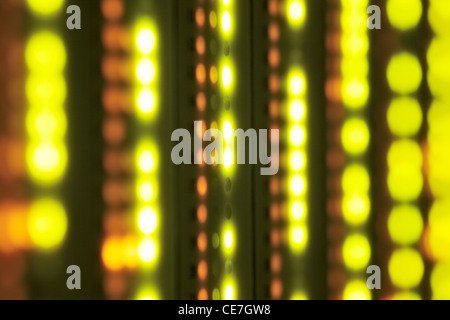 Abstraktes Bild von blinkenden led-leuchten in einem Serverraum. Stockfoto