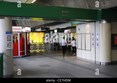 Passagiere, die Eingabe von BTS Skytrain Station Nana, Bangkok, Thailand Stockfoto