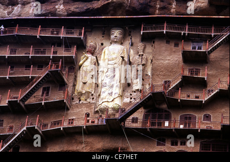 Blick auf den riesigen Felsen geschnitten buddhistischen Bodhisattva Skulpturen am Maiji Shan Grotten aus der Qin-Zeit (384-417 CE) an der Seite der Hügel von Majishan in Tianshui, Gansu Provinz, Nordwestchina. Stockfoto