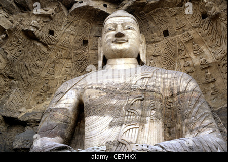 Die 13,7 Meter hohe kolossale Buddha ausgegraben aus der Sandsteinfelsen in der Höhle mit der Nummer 20 in der alten Rock cut Yungang Grotten buddhistische Tempel aus dem 5. und 6. Jahrhundert in der Nähe der Stadt Datong in der Provinz Shanxi. China Stockfoto