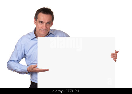 Attraktive Mitte Alter Mann im blauen Hemd auf leeres weißes Schild rechts Stockfoto