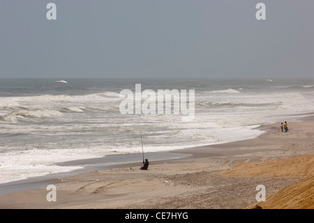 Fischer am Strand von Henties Bay. Skelettküste, Namibia. Stockfoto