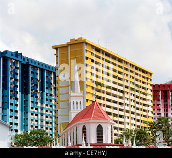 Chrsitian Kirche Unserer Lieben Frau von Lourdes und modernen Wohnungsbau in Singapur im Fernen Osten Südostasien. Architektur Christentum Reisen Stockfoto