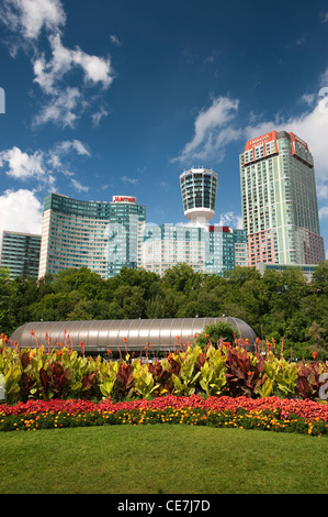 Hotels und Hochhäuser mit Blick auf die Niagarafälle auf der kanadischen Seite. Stockfoto