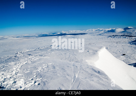 Aussicht vom Gipfel des Glencoe-Skigebiet in der blauen Sonne mit A82 unten Stockfoto