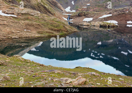 Berghang reflektiert über eines La Munia Seen. Pyrenäen. Huesca. Aragon. Spanien. Stockfoto