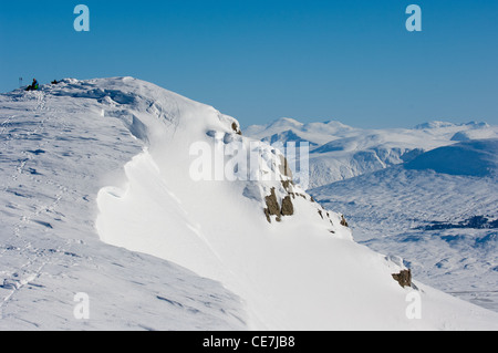 Blick von oben von Glencoe Skigebiet bei strahlendem Sonnenschein und tiefen Schnee Stockfoto