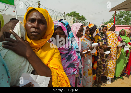 Sudanesischen Flüchtlingsfrauen warten auf Hilfe Queu mit ihren Säuglingen Darfur Sudans. Stockfoto