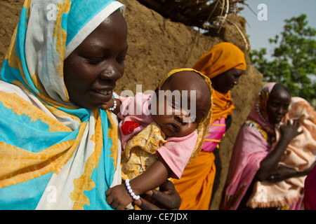 Sudanesischen Flüchtlingsfrauen warten auf Hilfe-Warteschlange mit ihren Säuglingen Darfur Sudans. Stockfoto